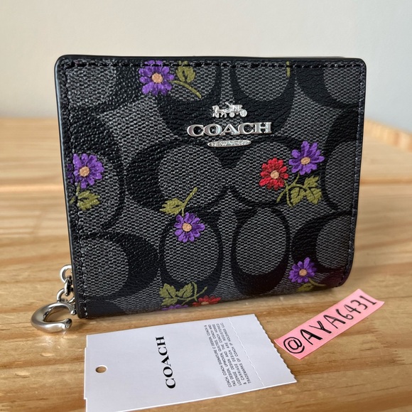 Coach Wallet🎈🎈 - Picture 1 of 8
